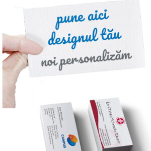 Alt text: Mână care ține o carte de vizită albă cu text albastru și gri "pune aici designul tău noi personalizăm", lângă două teancuri de cărți de vizită personalizate cu diferite designuri și informații de contact, exemplu pentru cărți de vizită personalizate de calitate.